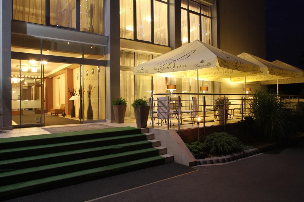 Golden Fish Apartmany Xia Pilsen Exterior photo